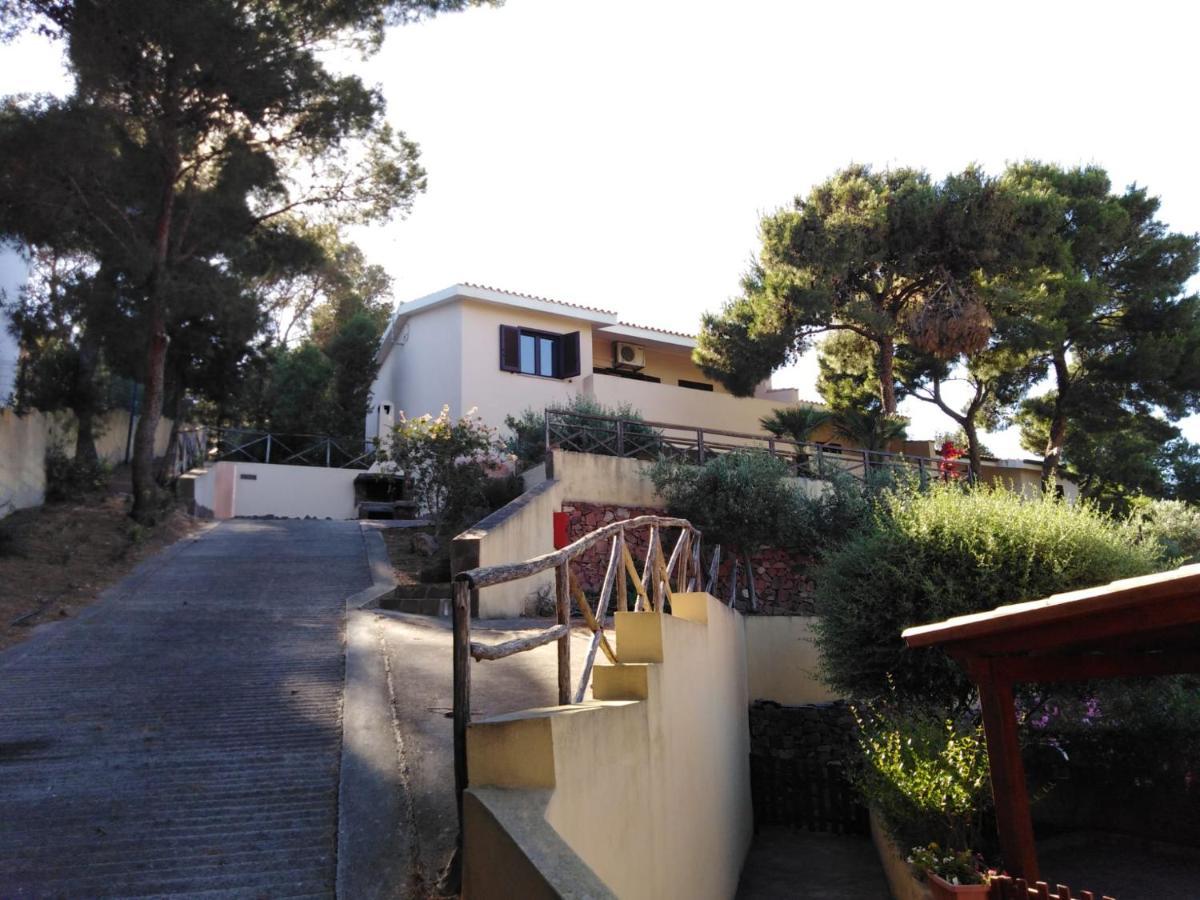 Villa Panoramica Immersa Nel Verde Porto Pino Exterior photo